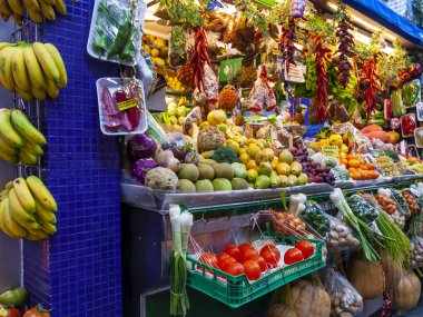 Las Palmas de Gran Canaria, İspanya, 6 Ocak 2018 üzerinde. Ticaret taze sebze ve meyve tarihsel çiftçi Mercado de Vegueta Pazar