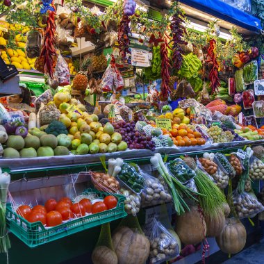 Las Palmas de Gran Canaria, İspanya, 6 Ocak 2018 üzerinde. Ticaret taze sebze ve meyve tarihsel çiftçi Mercado de Vegueta Pazar