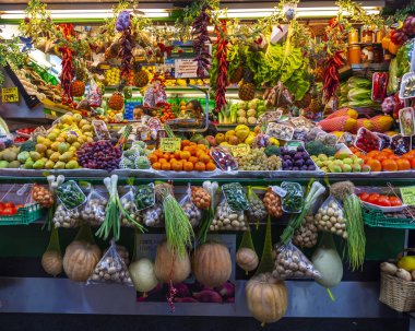 Las Palmas de Gran Canaria, İspanya, 6 Ocak 2018 üzerinde. Ticaret taze sebze ve meyve tarihsel çiftçi Mercado de Vegueta Pazar