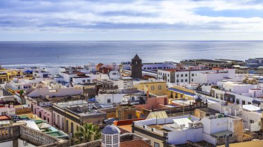 Las Palmas de Gran Canaria, İspanya, 10 Ocak 2018 üzerinde. Anket platformu bir katedral kenti güzel