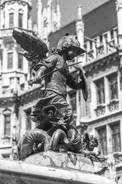 Мюнхен Германия Августа 2018 Года Скульптура Украшает Площадь Старом Городе — стоковое фото