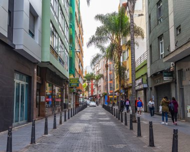 Las Palmas de Gran Canaria, İspanya, 6 Ocak 2018 üzerinde. Kış öğleden sonra tipik kentsel görünümü