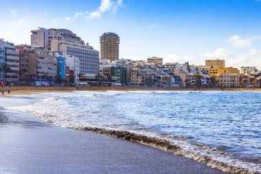 Las Palmas de Gran Canaria, İspanya, 6 Ocak 2018 üzerinde. Kış Playa de Las Canteras beach Atlantik Okyanusu ve Uzaktan güzel dolgu kıyısında bilir.