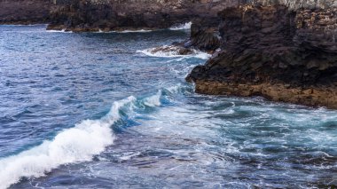 Bay Atlantik Okyanusu taşlı sahilinde pitoresk sörf
