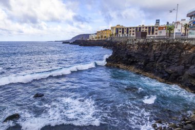 Las Palmas de Gran Canaria, İspanya, 6 Ocak 2018 üzerinde. Kış Playa de Las Canteras beach Atlantik Okyanusu ve Uzaktan güzel dolgu kıyısında bilir.