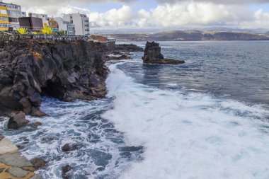 Las Palmas de Gran Canaria, İspanya, 6 Ocak 2018 üzerinde. Kış Playa de Las Canteras beach Atlantik Okyanusu ve Uzaktan güzel dolgu kıyısında bilir.