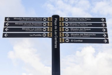 Las Palmas de Gran Canaria, İspanya, 6 Ocak 2018 üzerinde. Şehir gezinti unsurları. Yön işaretleri yerler
