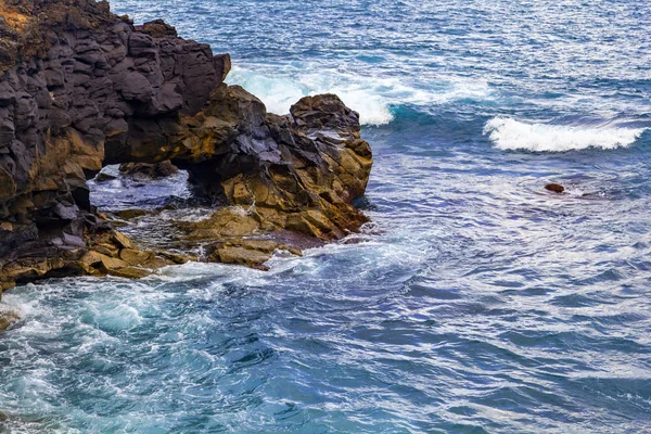 Malebné Surfovat Kamenité Pobřeží Zálivu Atlantském Oceánu — Stock fotografie