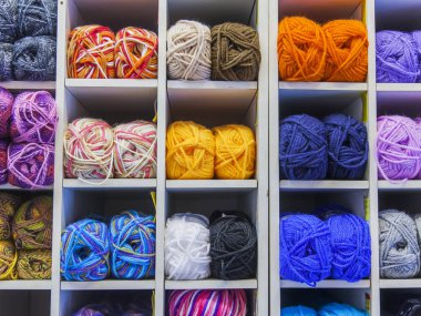 Hanks Çok renkli yün iş parçacığı üzerinde gösterisi penceresinde dükkanı iğne işi için