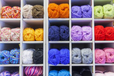 Hanks Çok renkli yün iş parçacığı üzerinde gösterisi penceresinde dükkanı iğne işi için