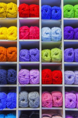 Hanks Çok renkli yün iş parçacığı üzerinde gösterisi penceresinde dükkanı iğne işi için