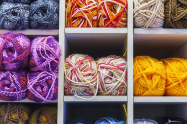 Hanks Çok renkli yün iş parçacığı üzerinde gösterisi penceresinde dükkanı iğne işi için