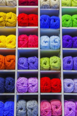 Hanks Çok renkli yün iş parçacığı üzerinde gösterisi penceresinde dükkanı iğne işi için