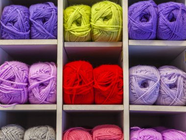 Hanks Çok renkli yün iş parçacığı üzerinde gösterisi penceresinde dükkanı iğne işi için