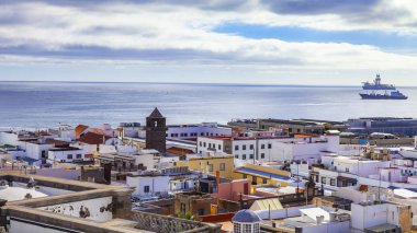 Las Palmas de Gran Canaria, İspanya, 10 Ocak 2018 üzerinde. Anket platformu bir katedral kenti güzel