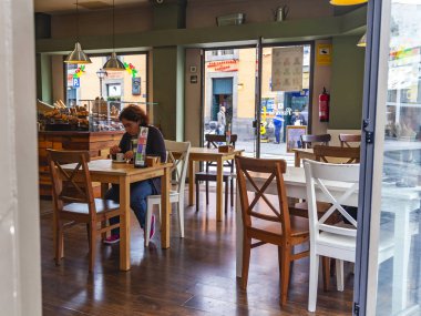Las Palmas de Gran Canaria, İspanya, 6 Ocak 2018 üzerinde. Tipik city café iç