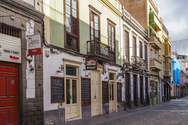 Las Palmas de Gran Canaria, İspanya, 6 Ocak 2018 üzerinde. Kış öğleden sonra tipik kentsel görünümü. 