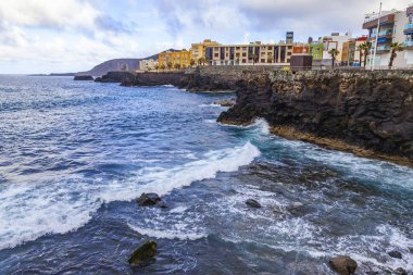 Las Palmas de Gran Canaria, İspanya, 6 Ocak 2018 üzerinde. Kış Playa de Las Canteras beach Atlantik Okyanusu ve Uzaktan güzel dolgu kıyısında bilir.