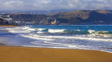 Pitoresk Atlantik Okyanusu koyu taşlı sahilinde sörf hattının