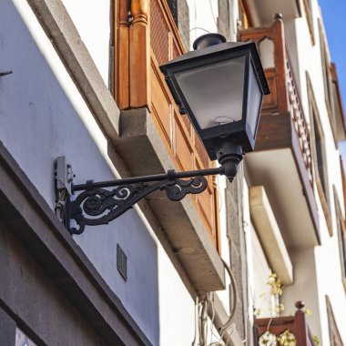 Las Palmas de Gran Canaria, İspanya, 6 Ocak 2018 üzerinde. Bina cephe eski şehrin güzel lamba süsle 