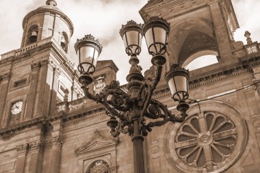 Las Palmas de Gran Canaria, İspanya, 6 Ocak 2018 üzerinde. Bina cephe eski şehrin güzel lamba süsle 