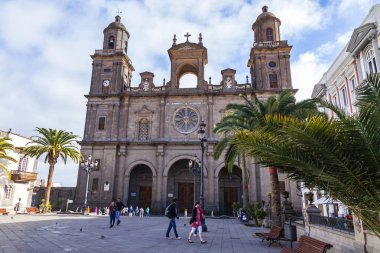 Las Palmas de Gran Canaria, İspanya, 10 Ocak 2018 üzerinde. Katedral ve onu önünde kare