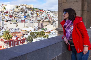 Las Palmas de Gran Canaria, İspanya, 10 Ocak 2018 üzerinde. Çekici kadın kenti bir katedral anket platformu üzerinden hayran