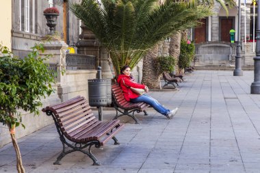 Las Palmas de Gran Canaria, İspanya, 5 Ocak 2018 üzerinde. Güzel ağaçlar Katedral Meydanı'nda. Kadının bir dinlenme bir bankta yok.