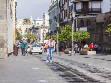Las Palmas de Gran Canaria, İspanya, 10 Ocak 2018 üzerinde. İnsanlar şehrin sokak gider