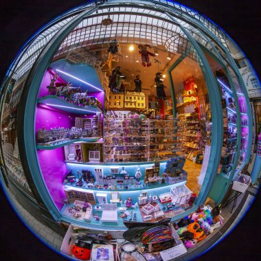 Paris, Fransa, üzerinde 26 Ekim 2018. İç tipik bir eski Paris geçiş, balıkgözü görünümü. Gösteri-Hediyelik eşya dükkanı pencerenin 