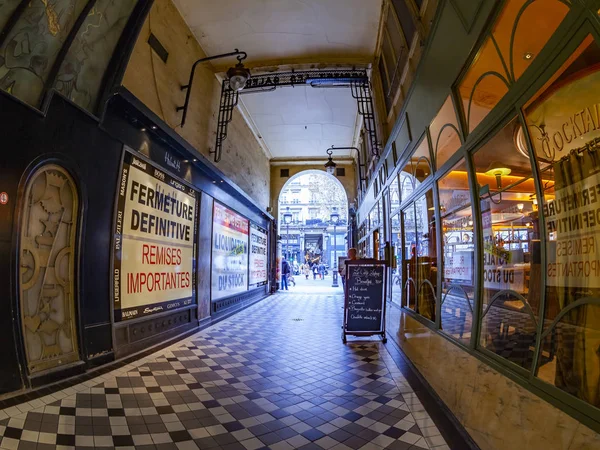 フランス 2018 典型的な古いパリ通路 魚眼レンズ ビューの内部 — ストック写真