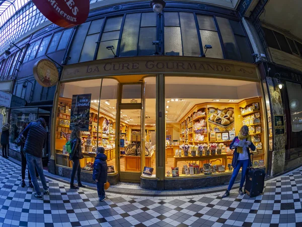 フランス 2018 典型的な古いパリ通路 魚眼レンズ ビューの内部 菓子屋さんのショー ウィンドウ — ストック写真