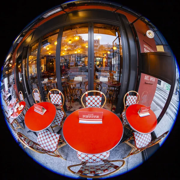 Paris França Outubro 2018 Uma Vista Urbana Pequenas Mesas Café — Fotografia de Stock