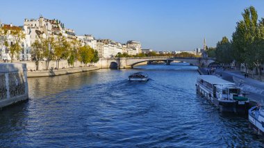 Tarih 29 Ekim 2018, Paris, Fransa. Banka Seine Nehri ve güzel bentleri görünümünü. Su üzerinde yürüme gemi yüzer