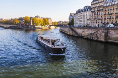 Tarih 29 Ekim 2018, Paris, Fransa. Banka Seine Nehri ve güzel bentleri görünümünü. Su üzerinde yürüme gemi yüzer