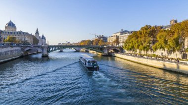 Tarih 29 Ekim 2018, Paris, Fransa. Banka Seine Nehri ve güzel bentleri görünümünü. Su üzerinde yürüme gemi yüzer
