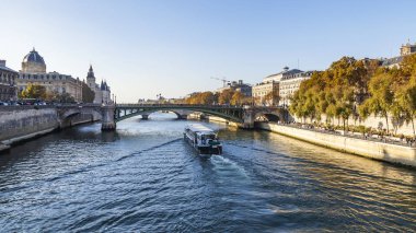 Tarih 29 Ekim 2018, Paris, Fransa. Banka Seine Nehri ve güzel bentleri görünümünü. Su üzerinde yürüme gemi yüzer