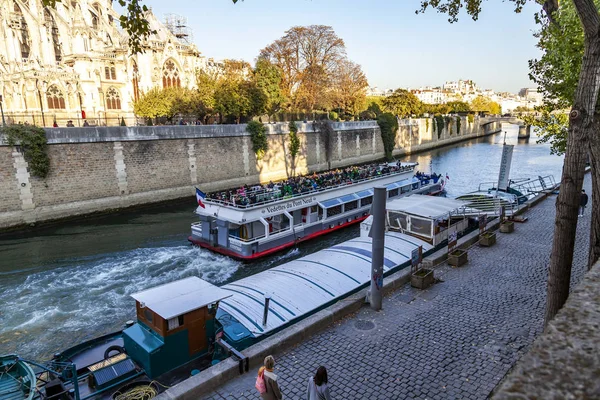 フランス 2018 銀行セーヌ川と美しい堤防のビュー ウォーキングの船が水に浮く — ストック写真