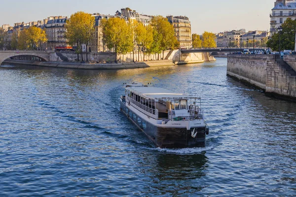 フランス 2018 銀行セーヌ川と美しい堤防のビュー ウォーキングの船が水に浮く — ストック写真