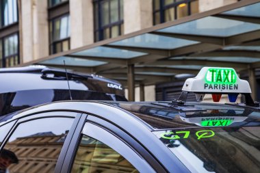 Tarih 29 Ekim 2018, Paris, Fransa. Şehrin sokak taksi otomobili