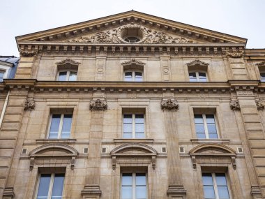 Tarih 29 Ekim 2018, Paris, Fransa. Tipik şehrin tarihi bina ile mimari bir parçası sokak,