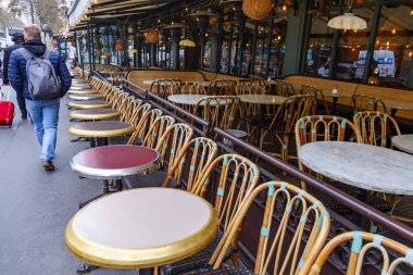 Tarih 29 Ekim 2018, Paris, Fransa. Kentsel bir görünümü, kaldırımda geleneksel kafe küçük tablolar,