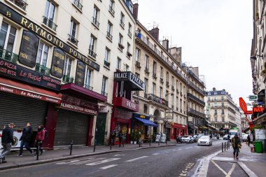 Tarih 29 Ekim 2018, Paris, Fransa. Tipik şehrin tarihi bina ile sokak, yayalar kaldırımda gidin., 