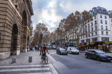 Paris, Fransa, üzerinde 26 Ekim 2018. Sabahları tipik Paris Caddesi.