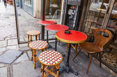 Paris, Fransa, üzerinde 26 Ekim 2018. Sabahları tipik Paris Caddesi. Kafe kaldırımda açık havada tabloları. 