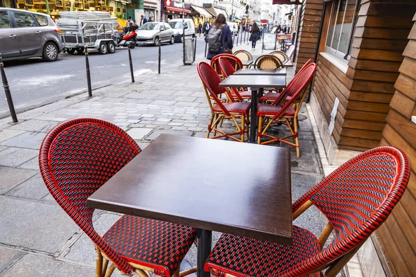 2018年10月26日 法国巴黎 早上典型的巴黎街道 人行道上开阔天空下的咖啡馆桌子 — 图库照片