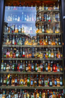 Paris, Fransa, üzerinde 26 Ekim 2018. Tarihi bina binaların bir gösterisi-penceresinde şarap mağazası yansıtılır