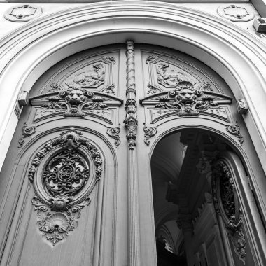 Paris, Fransa, üzerinde 26 Ekim 2018. Tarihi bina cephe tipik mimari ayrıntıları. Giriş kapısı