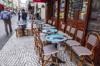 Paris, Fransa, üzerinde 26 Ekim 2018. Sabahları tipik Paris Caddesi. Kafe kaldırımda açık havada tabloları. 