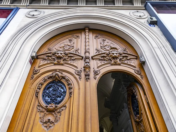 2018年10月26日 法国巴黎 历史建筑外立面的典型建筑细节 入口门 — 图库照片